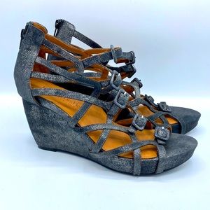 L'amour Des Pieds Paris "Ivanka" 10M Gray Sandals